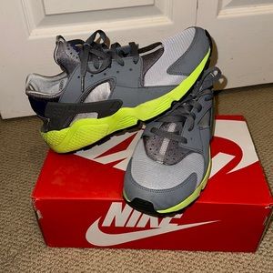 Nike Air Huarache Wolf Grey